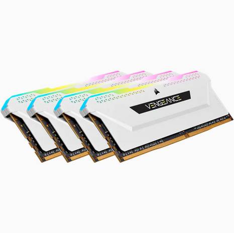 Vier Corsair Vengeance RGB Speichermodule mit weißen Wärmeverteilerabdeckungen und regenbogenbeleuchtet Oberflächen, auf weißem Hintergrund übereinander angeordnet dargestellt.