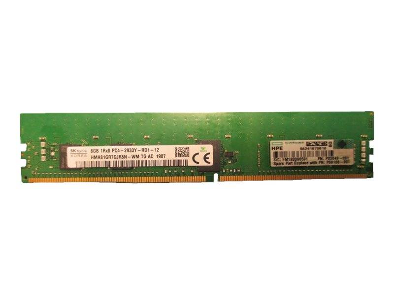 Grünes Computer-RAM-Speichermodul mit Aufklebern auf weißem Hintergrund.