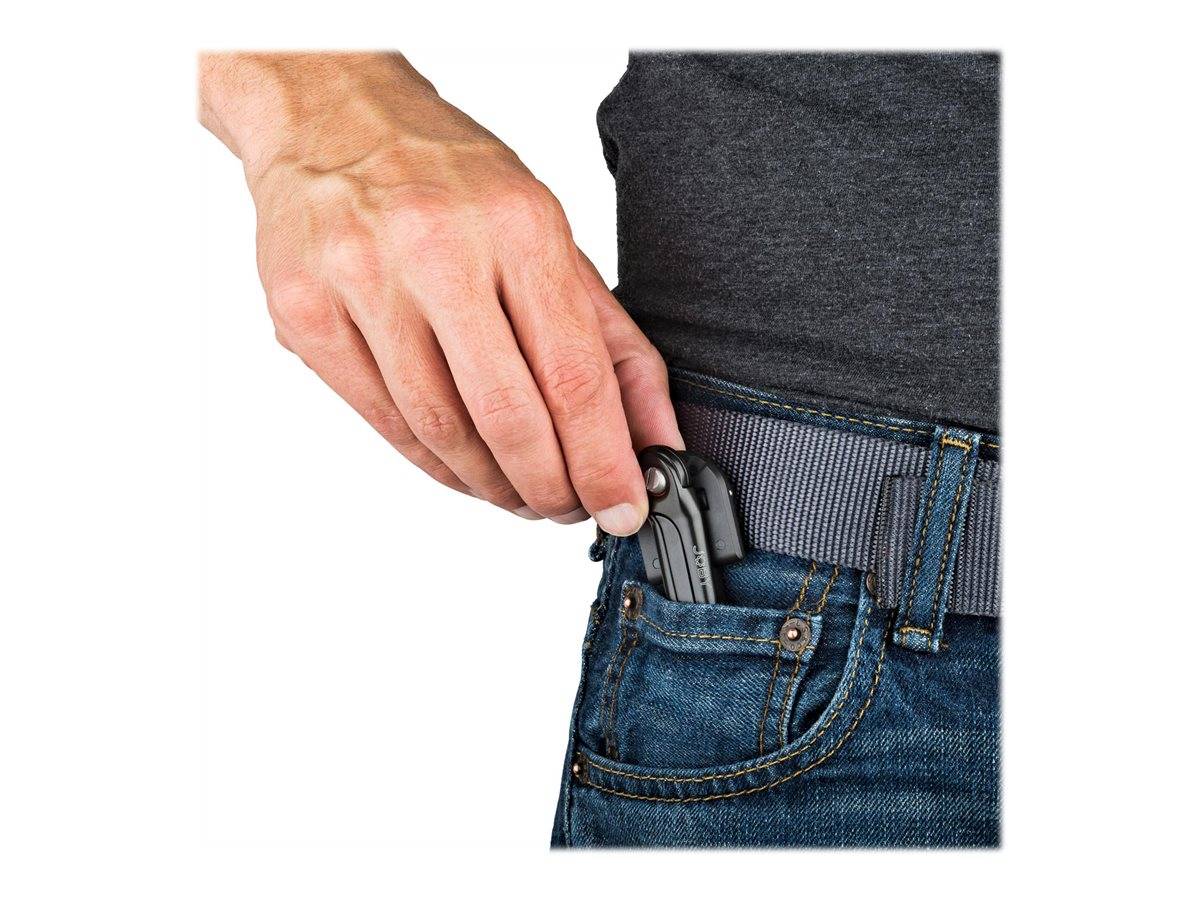 Nahaufnahme einer Person, die ein Klappmesser in eine vordere Jeanstasche gleitet und die verborgene Taschentragweise veranschaulicht.