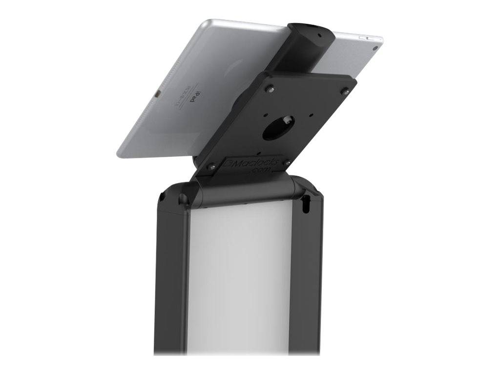 Tablet auf einem verstellbaren schwarzen Ständer montiert, zeigt die Rückseite von zwei Tablets, die in einem Winkel aneinander gelehnt gegen einen weißen Hintergrund angeordnet sind.