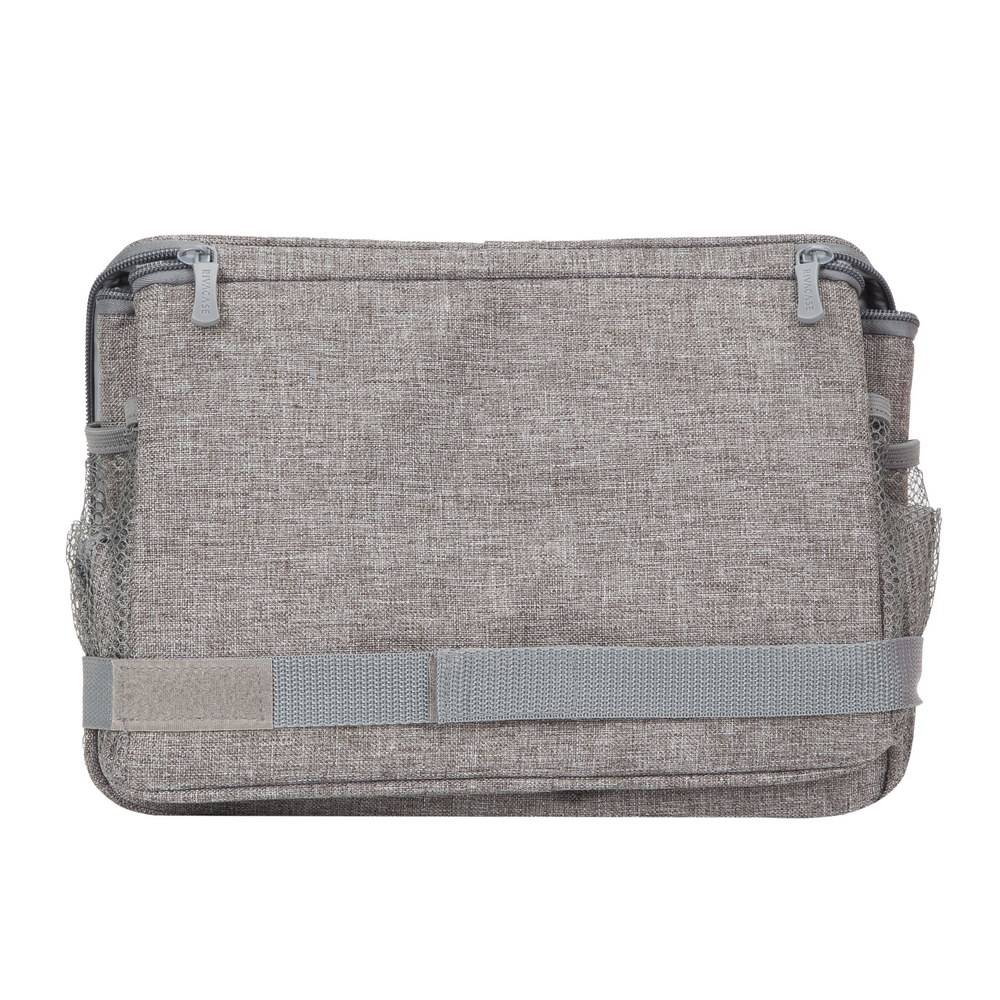 Graue Kosmetiktasche mit Reißverschluss, seitlichen Netztaschen und einem vorderen Riemen, auf weißem Hintergrund dargestellt.