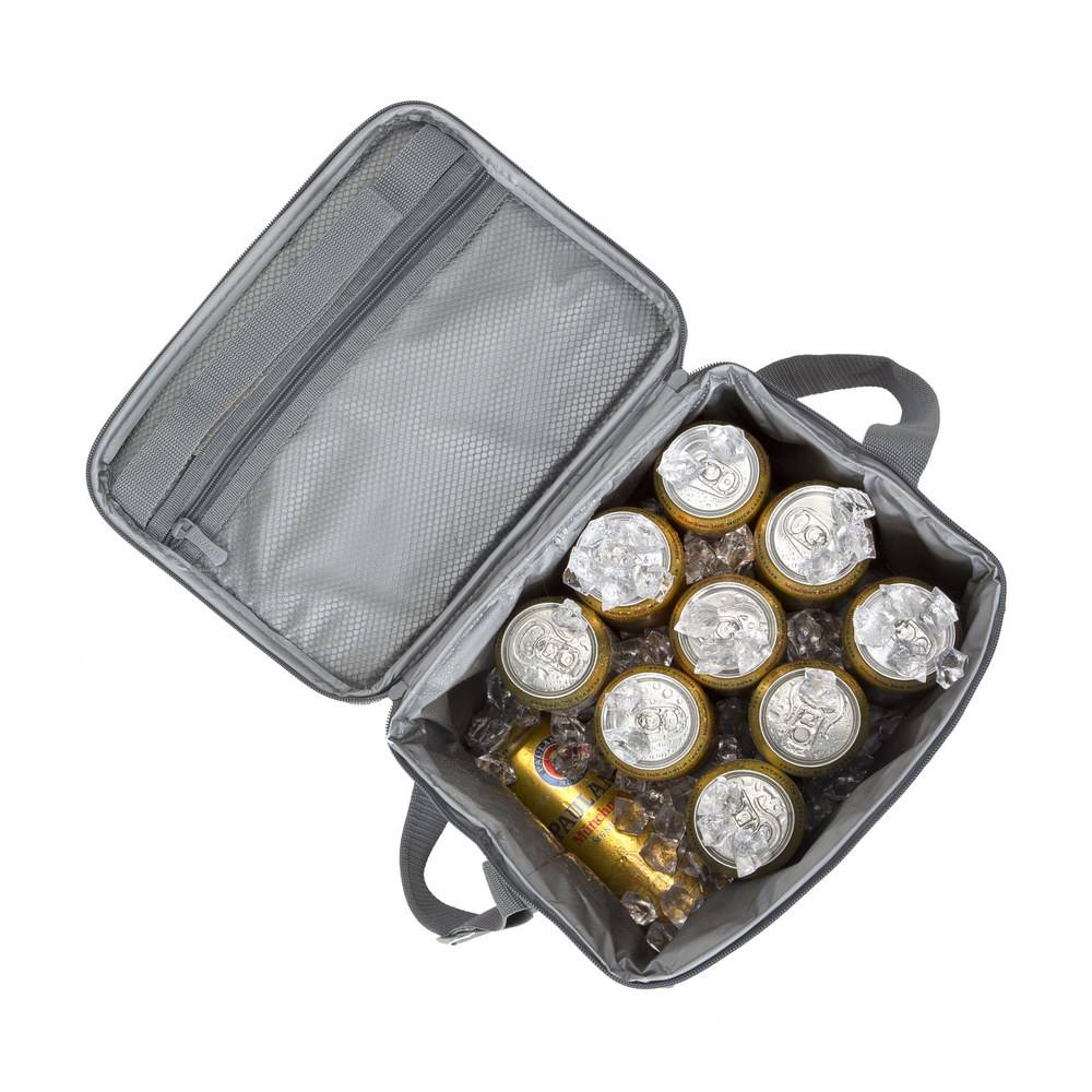 Offene isolierte Tasche gefüllt mit Eis und mehreren Getränkedosen, wahrscheinlich eine tragbare Kühltasche für Getränke.