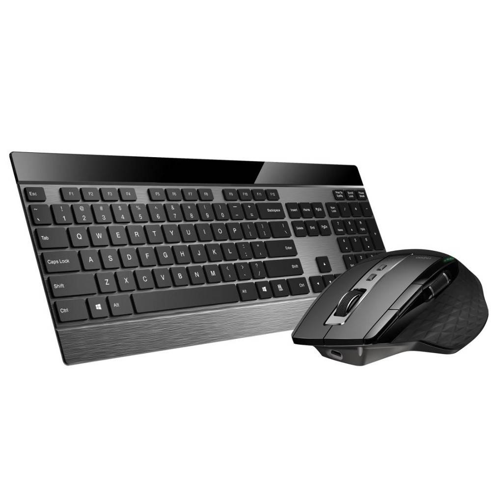 Schwarze kabellose Tastatur und ergonomische Maus auf weißem Hintergrund, dargestellt als Computereingabeset.