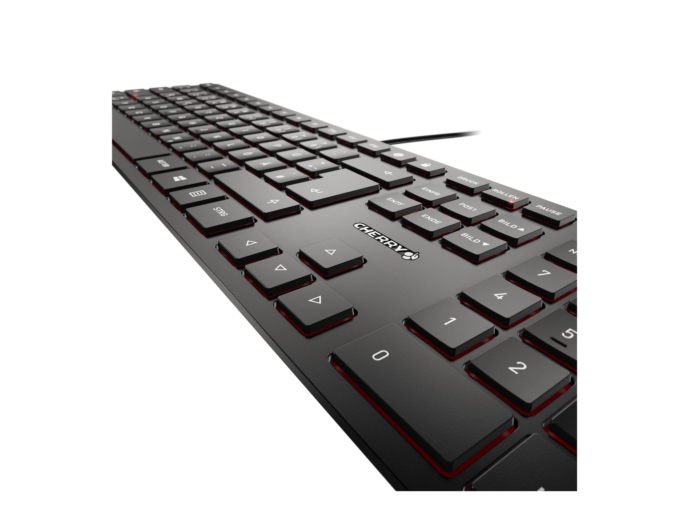 Schwarze CHERRY-Tastatur in Schrägansicht mit flachen Tasten und sichtbarem USB-Kabel auf weißem Hintergrund.