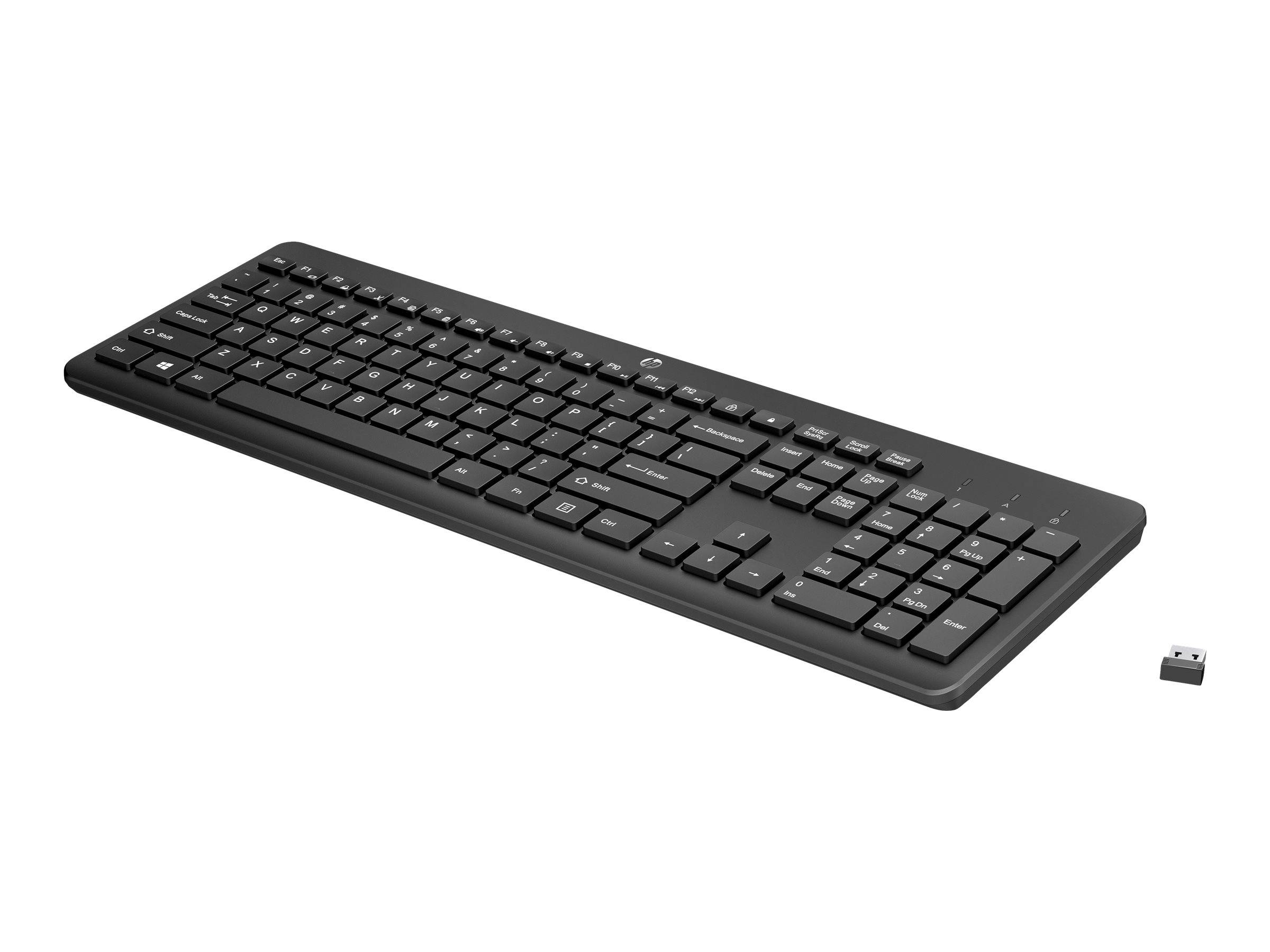 Schwarze kabellose Computertastatur in schräger Ansicht mit einem kleinen USB-Empfänger daneben auf weißem Hintergrund.