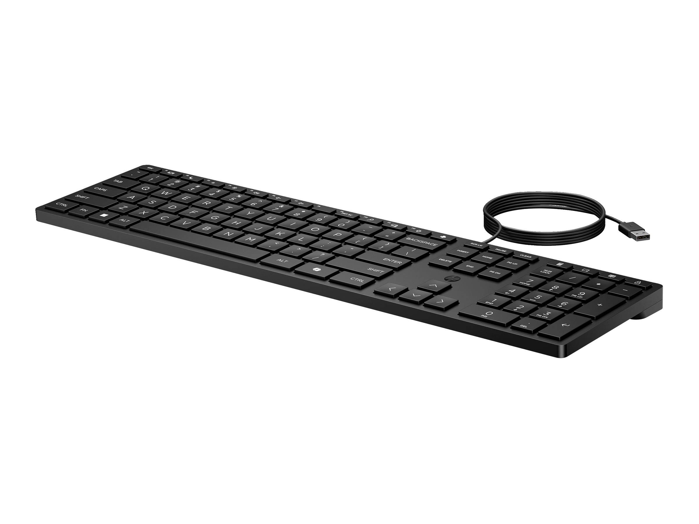 Schwarze kabelgebundene Computertastatur mit flachen Tasten und angeschlossenem USB-Kabel auf weißem Hintergrund