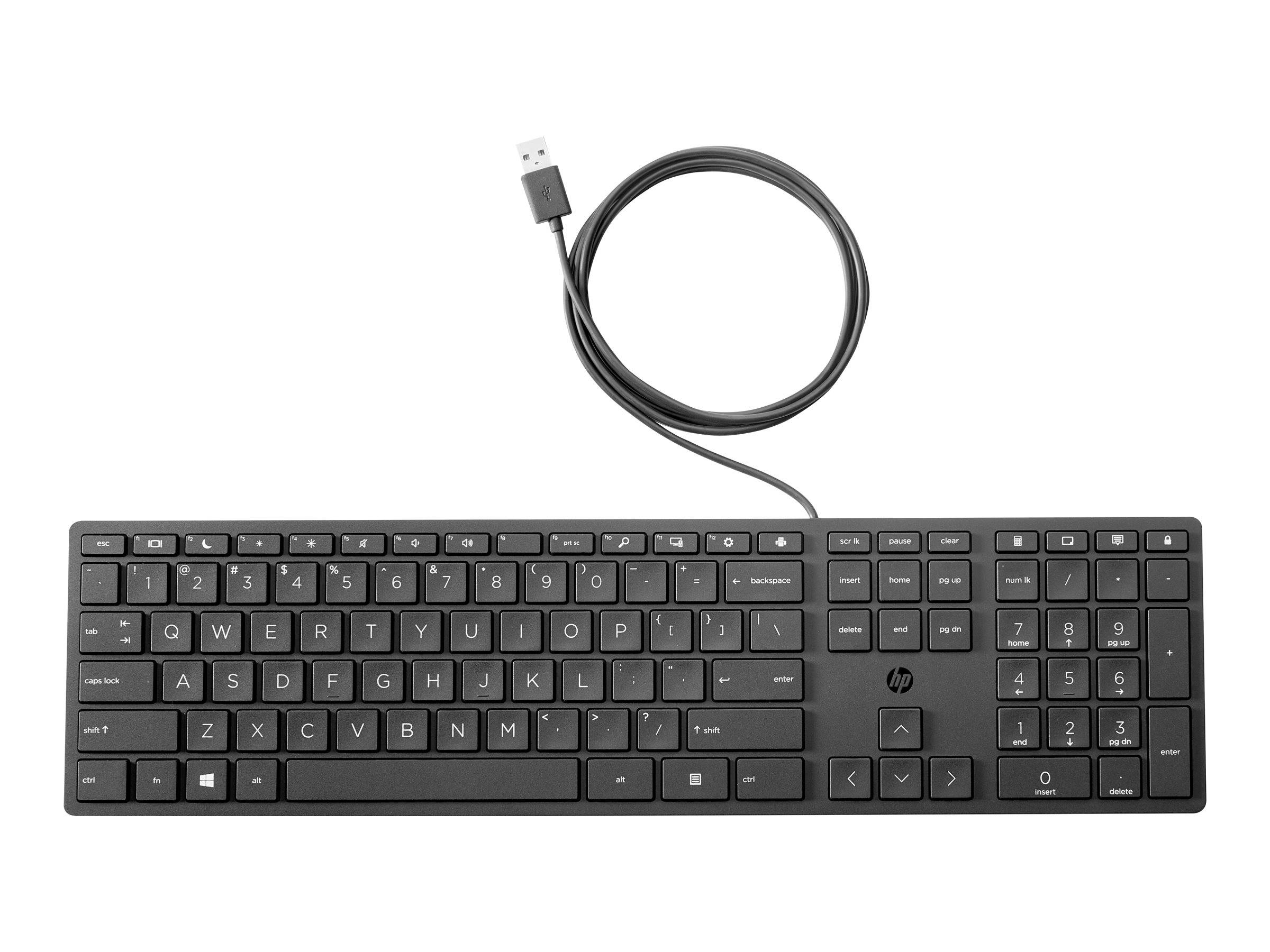 Schwarze kabelgebundene USB-Tastatur mit Vollformat-Layout, einschließlich Funktionstasten, Pfeiltasten und Ziffernblock, dargestellt mit aufgerolltem USB-Kabel darüber.