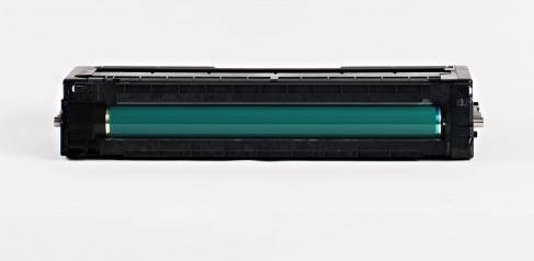 Schwarze Druckertonerkartusche mit grüner Trommel, horizontal auf weißem Hintergrund dargestellt.