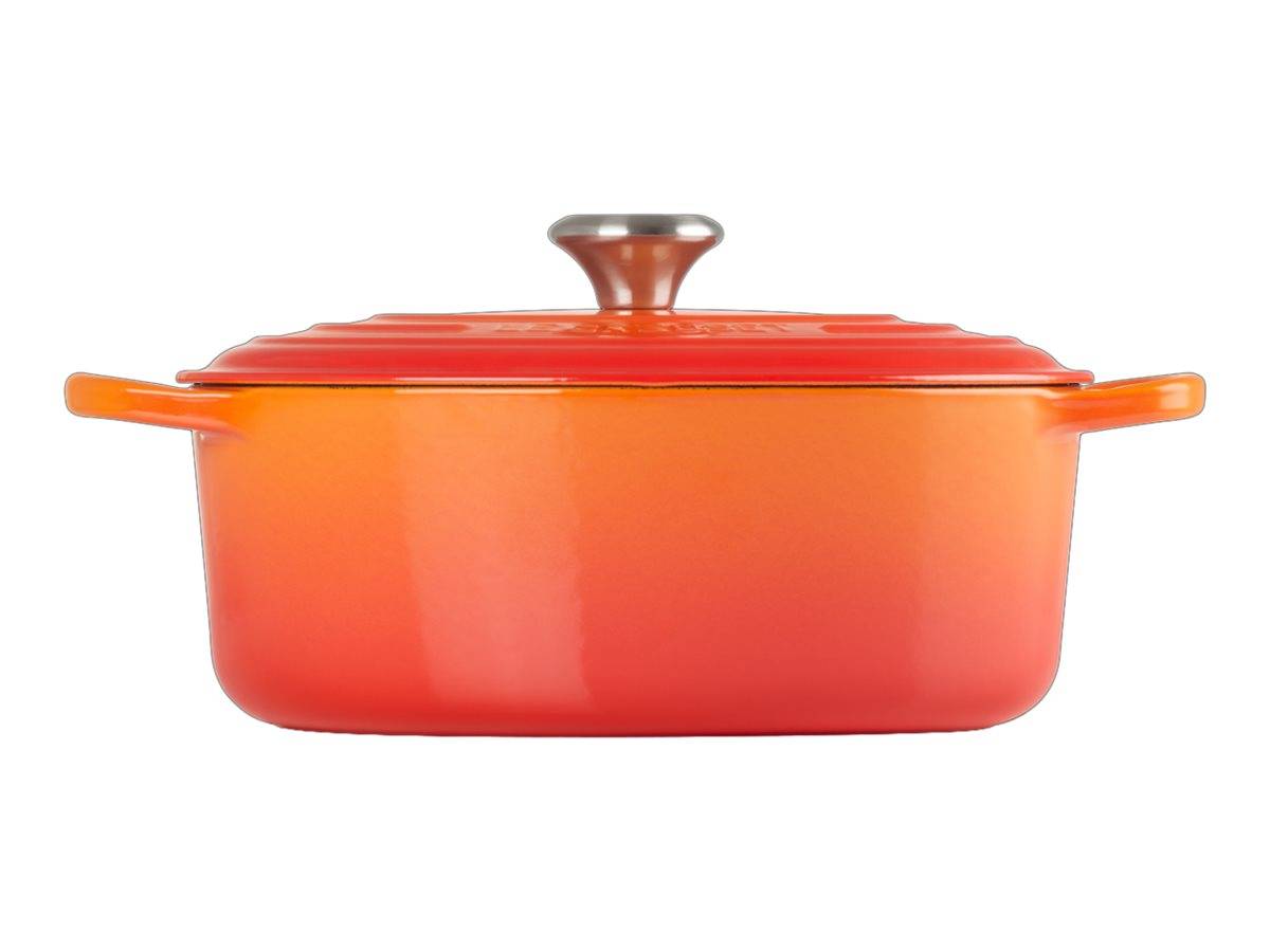 Orange-rotes Auflaufgeschirr mit Seitengriffe und Deckel, auf weißem Hintergrund dargestellt.