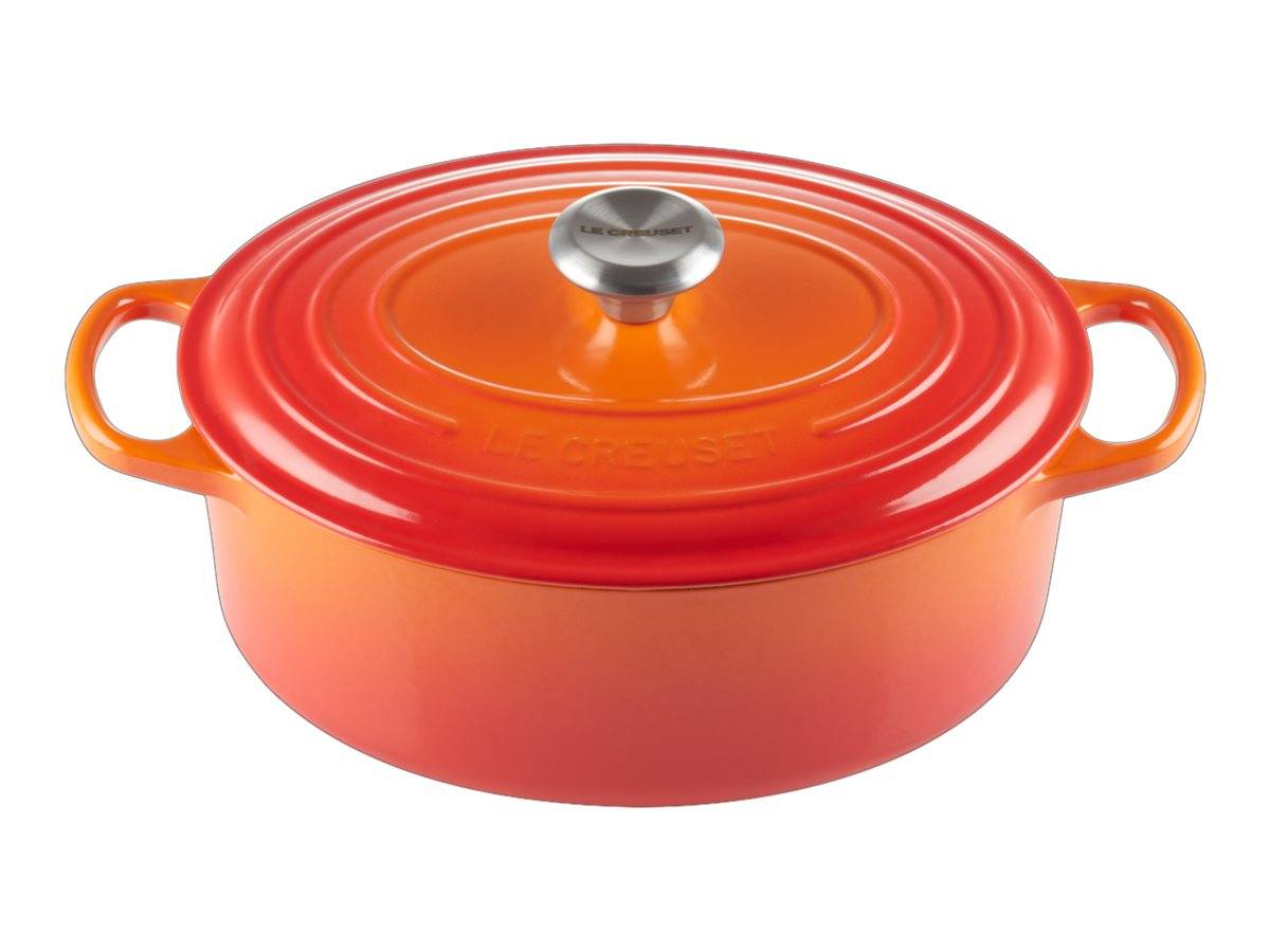 Orange emaillierter gusseiserner Bräter mit Deckel und Seitengriffen auf weißem Hintergrund.