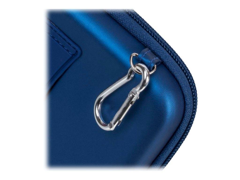 Nahaufnahme einer blauen Reißverschlusstasche mit einem silbernen Karabinerverschluss, der an einer Schlaufe am Rand befestigt ist.