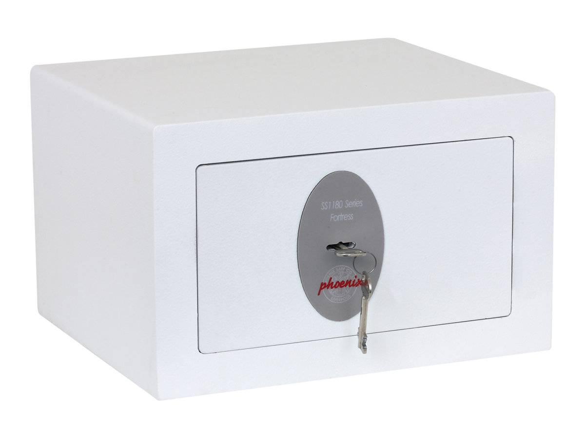 Weiße Lockbox oder Tresor mit Frontschloss und kleinem silbernem Schlüssel eingeführt, gezeigt vor einfachem Hintergrund.