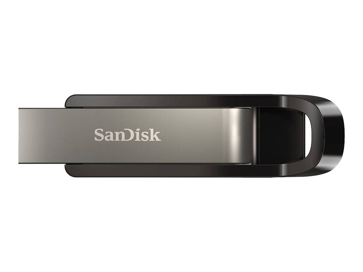 SanDisk USB-Stick auf weißem Hintergrund, horizontal dargestellt mit schwarzem und silbernem Gehäuse.