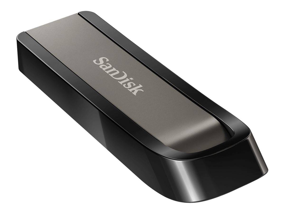 SanDisk USB-Stick mit schwarzem und silbernem Gehäuse auf weißem Hintergrund.