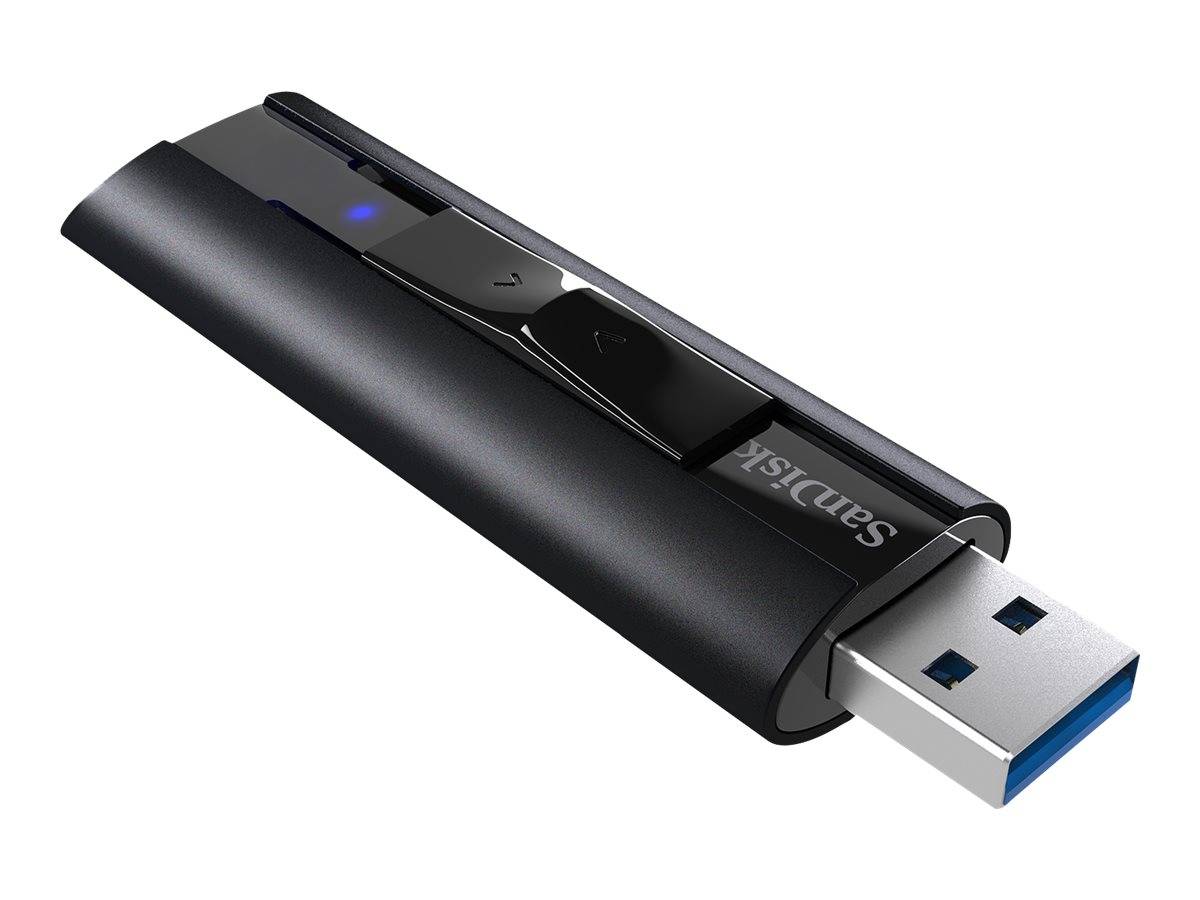 Schwarzes SanDisk USB-Laufwerk mit blauer Anzeigelampe und freiliegendem USB-Anschluss auf weißem Hintergrund.