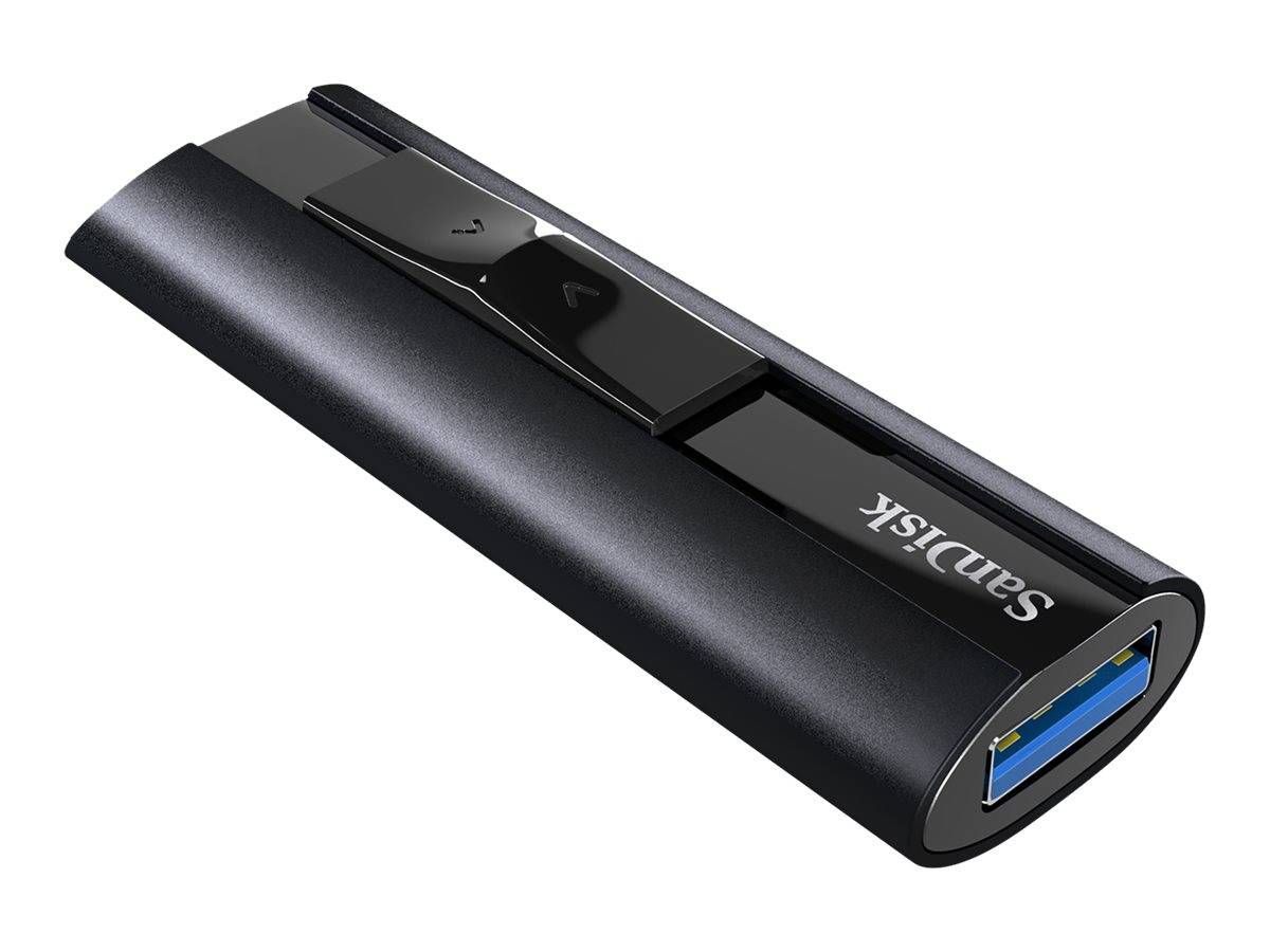 Schwarzes SanDisk USB-Laufwerk in schräger Ansicht, mit sichtbarem blauem USB-A-Anschluss am Ende.