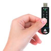Hand, die einen schwarzen USB-Stick mit numerischer Tastatur und grünen Anzeigelampen hält.