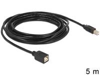 Schwarzes 5 m USB-Verlängerungskabel aufgerollt auf weißem Hintergrund, mit männlichem USB-Stecker auf der einen Seite und weiblichem USB-Anschluss auf der anderen Seite.