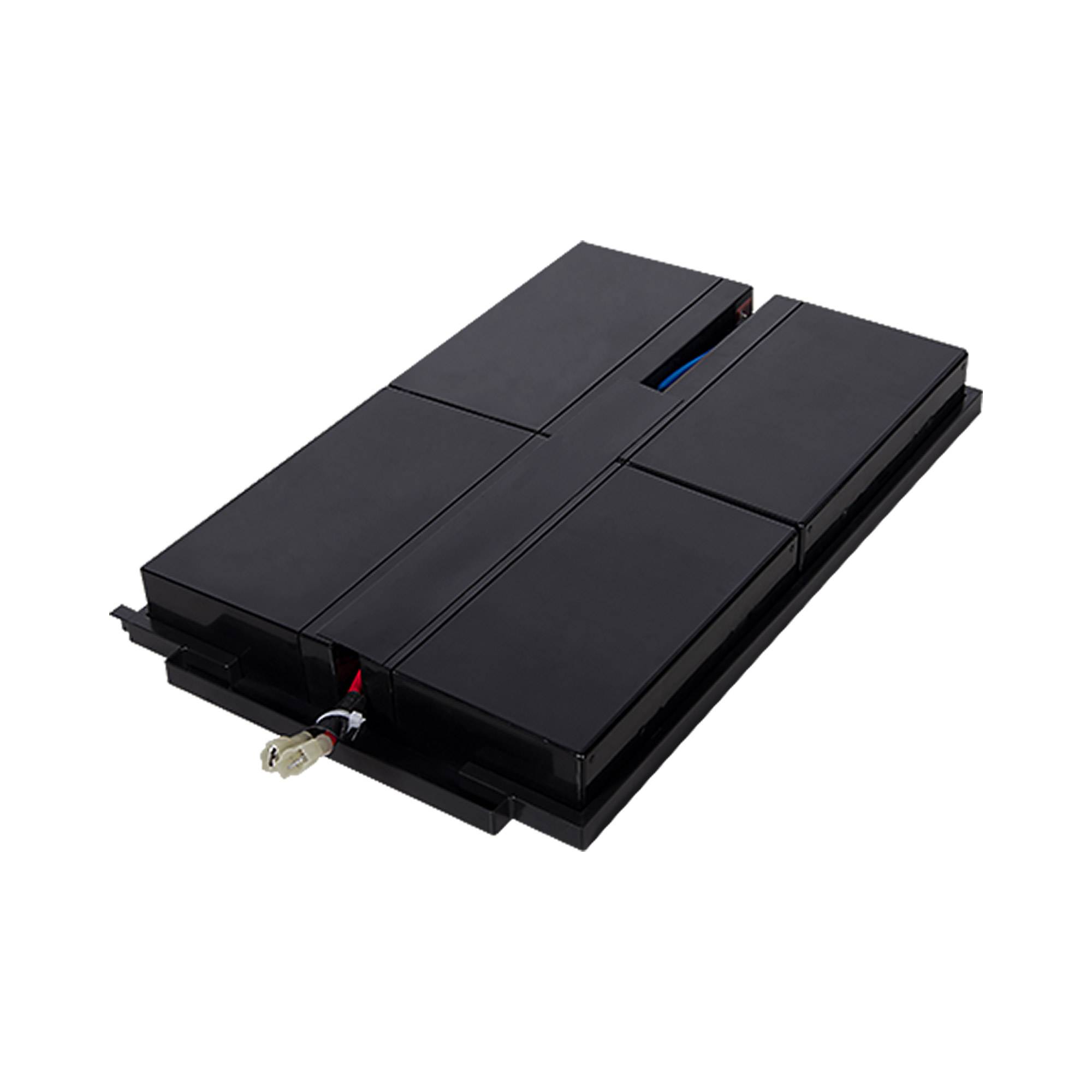 Schwarze rechteckige Batteriebatterie mit angeschlossenem Steckerkabel auf weißem Hintergrund.
