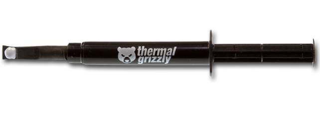 Schwarze Wärmepaste-Spritze von Thermal Grizzly mit Applikatordüse auf weißem Hintergrund.