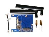 Drahtloses Netzwerk-Kit mit einer blauen Leiterplatte, zwei schwarzen Antennen, zwei goldenen Steckern und einem kleinen Kabel auf weißem Hintergrund.