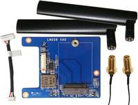 Wireless-Modulkit mit blauer Leiterplatte, zwei schwarzen Antennen, zwei goldenen Steckern und einem kleinen Kabel auf weißem Hintergrund