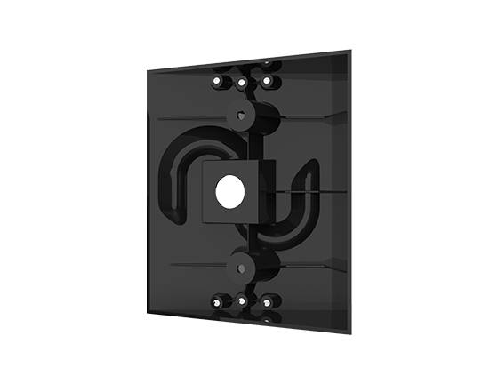 Schwarze verstellbare Wandmontageklammer mit Grundplatte mit zentralem Quadratplatte und mehreren Montagelöchern auf weißem Hintergrund.