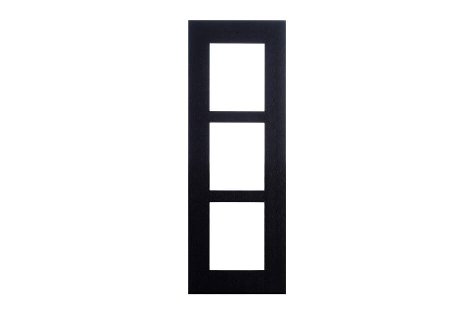 Ein schwarzer Bilderrahmen mit drei quadratischen Abschnitten, die vertikal angeordnet sind, um mehrere Bilder anzuzeigen.