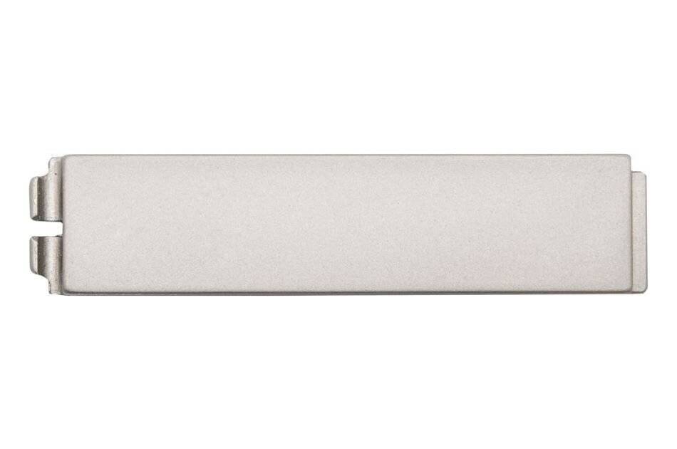 Ein langer, rechteckiger metallischer Stab mit einer glatten Oberfläche.