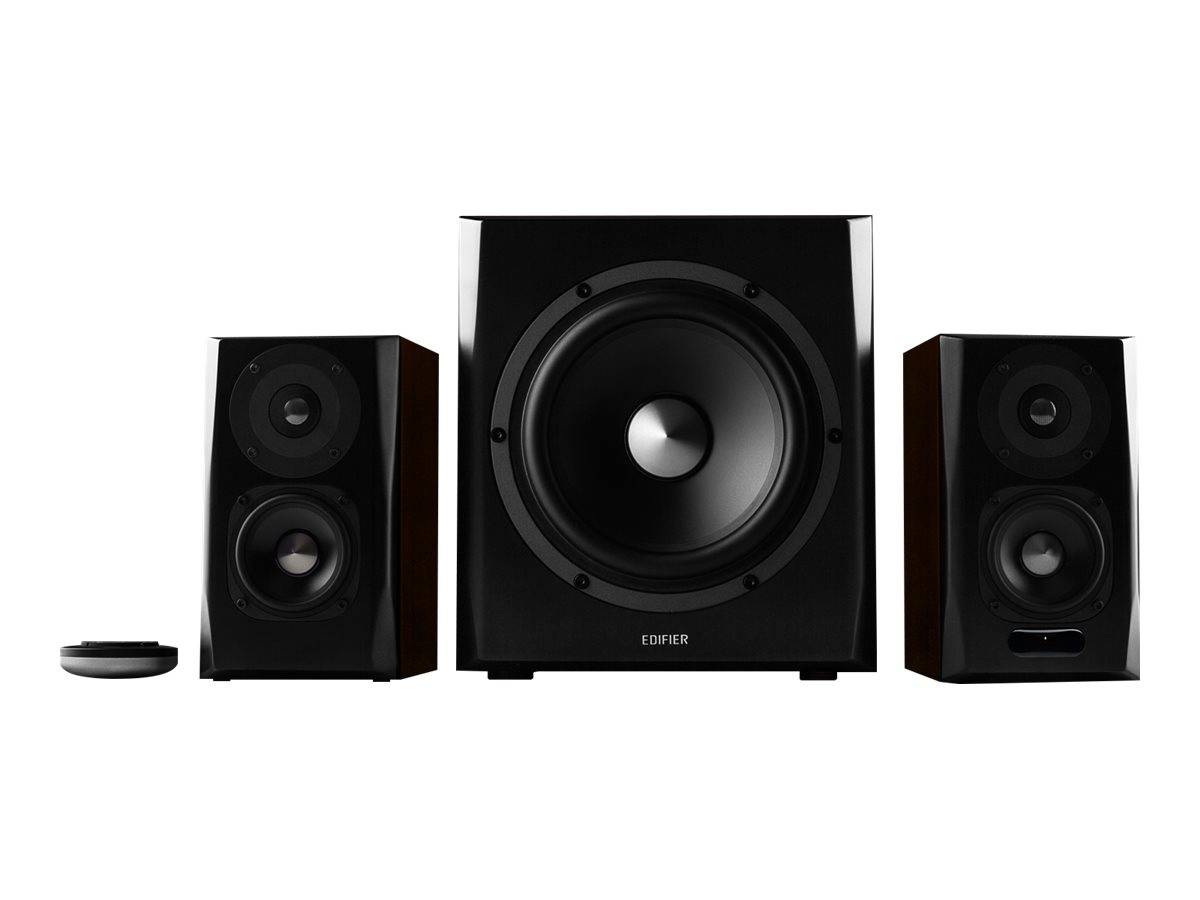 Schwarzes Edifier 2.1-Lautsprechersystem mit einem großen Subwoofer in der Mitte zwischen zwei Satellitenlautsprechern und einer kleinen Fernbedienung auf der linken Seite.