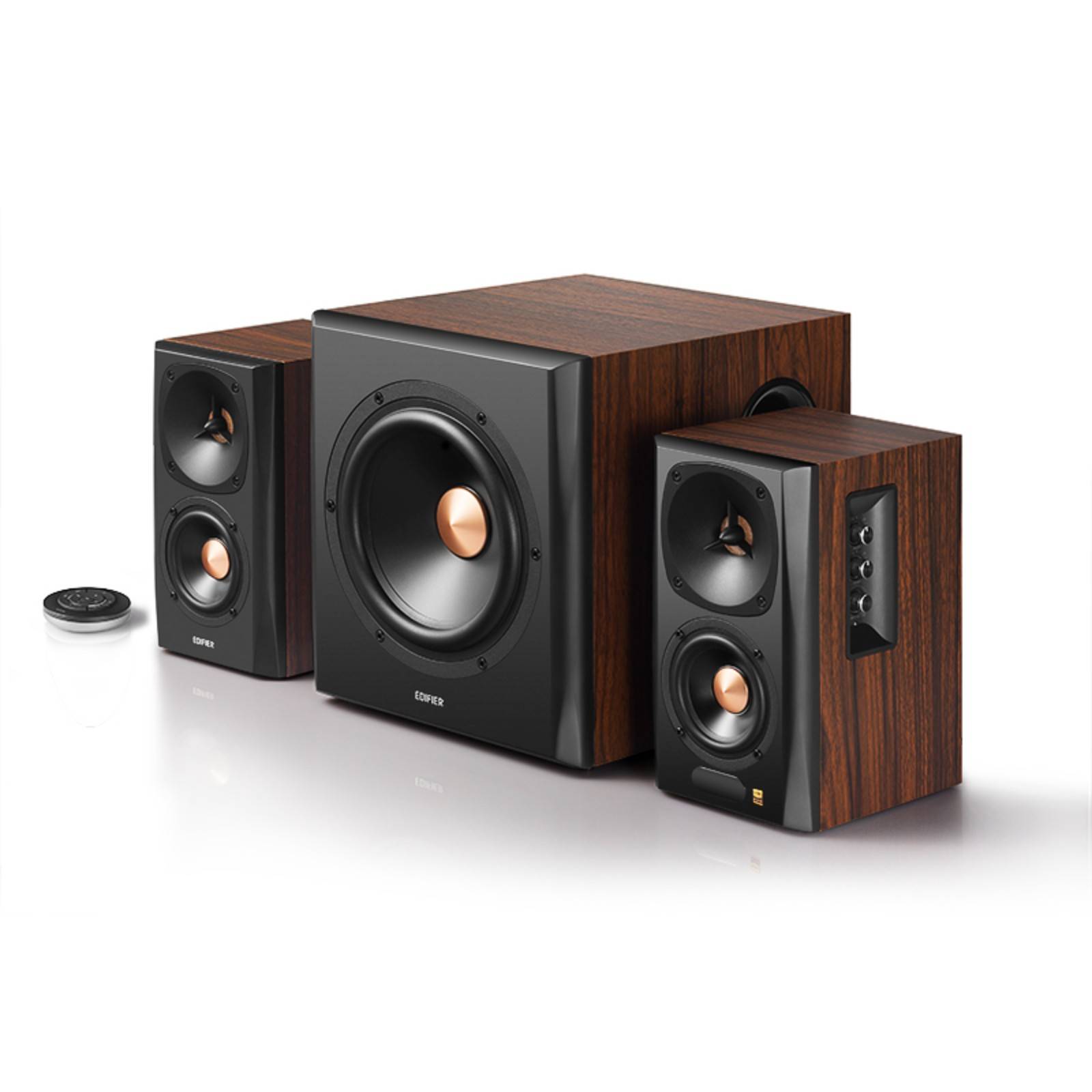 Ein Set aus drei braunen Holzlautsprechern mit schwarzen Frontblenden, bestehend aus einem Subwoofer, zwei Satellitenlautsprechern und einer Fernbedienung.