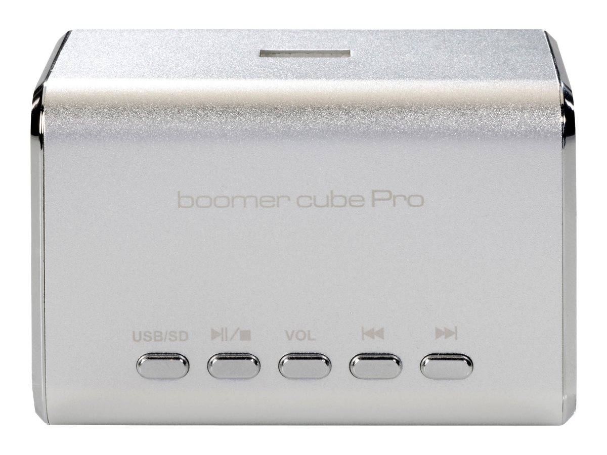 Silberner Boomer Cube Pro Lautsprecher/Player mit USB/SD und Wiedergabesteuerelementen auf der Vorderseite.