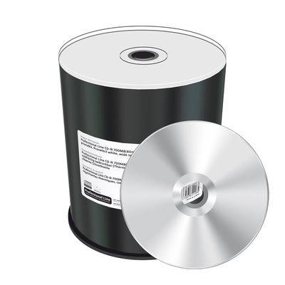 Spindel mit leeren silbernen CDs/DVDs mit einer Disc, die vorne lehnt und die Medienverpackung zeigt.