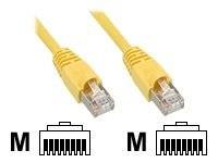 Zwei gelbe Ethernet-Kabel mit RJ45-Steckern, unter jedem Stecker mit 