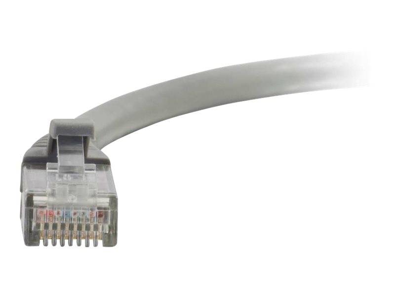 Nahaufnahme eines grauen Ethernet-Kabels mit einem RJ45-Steckverbinder, das gegen einen weißen Hintergrund gezeigt wird.