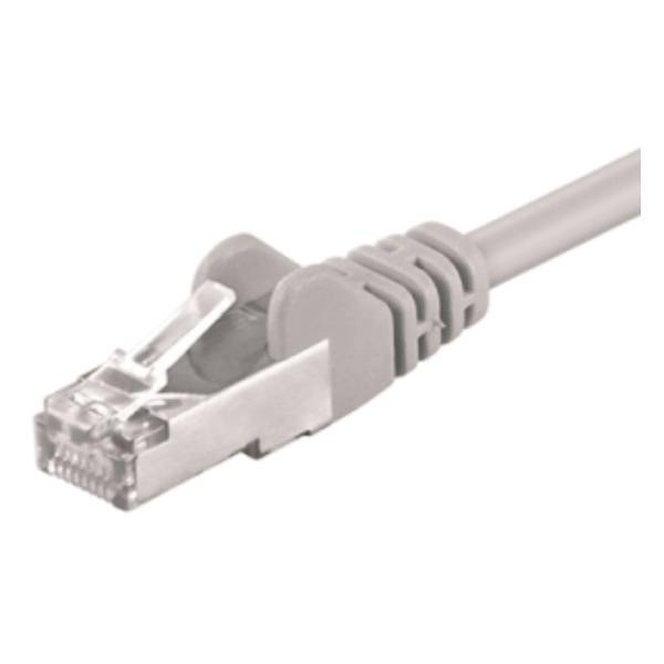 Nahaufnahme eines grauen Ethernet-Kabels mit einem RJ45-Netzwerkstecker auf weißem Hintergrund.