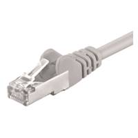 Nahaufnahme eines grauen Ethernet-Kabels mit einem RJ45-Stecker.
