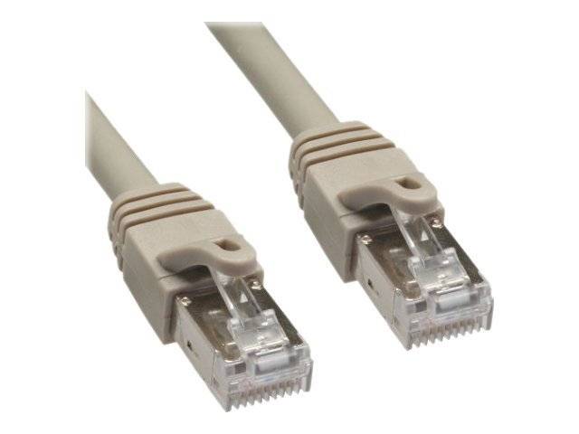 Zwei beige Ethernet-Kabel mit RJ45-Steckern auf weißem Hintergrund dargestellt.