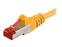 Nahaufnahme eines Ethernet-Netzwerkkabels mit einem roten RJ45-Stecker auf weißem Hintergrund.