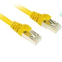 Nahaufnahme von zwei gelben Ethernet-Kabeln mit RJ45-Steckern auf weißem Hintergrund.