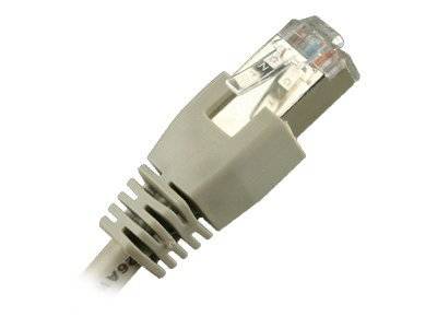 Nahaufnahme eines Ethernet-Steckers mit einem klaren RJ45-Stecker und grauer Zugentlastung.