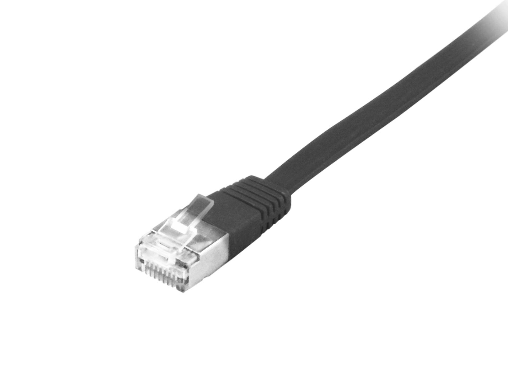 Ethernet-Kabel mit RJ45-Stecker auf weißem Hintergrund.