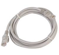 Aufgerolltes graues Ethernet-Kabel mit RJ45-Steckern an beiden Enden, freigestellt auf weißem Hintergrund.