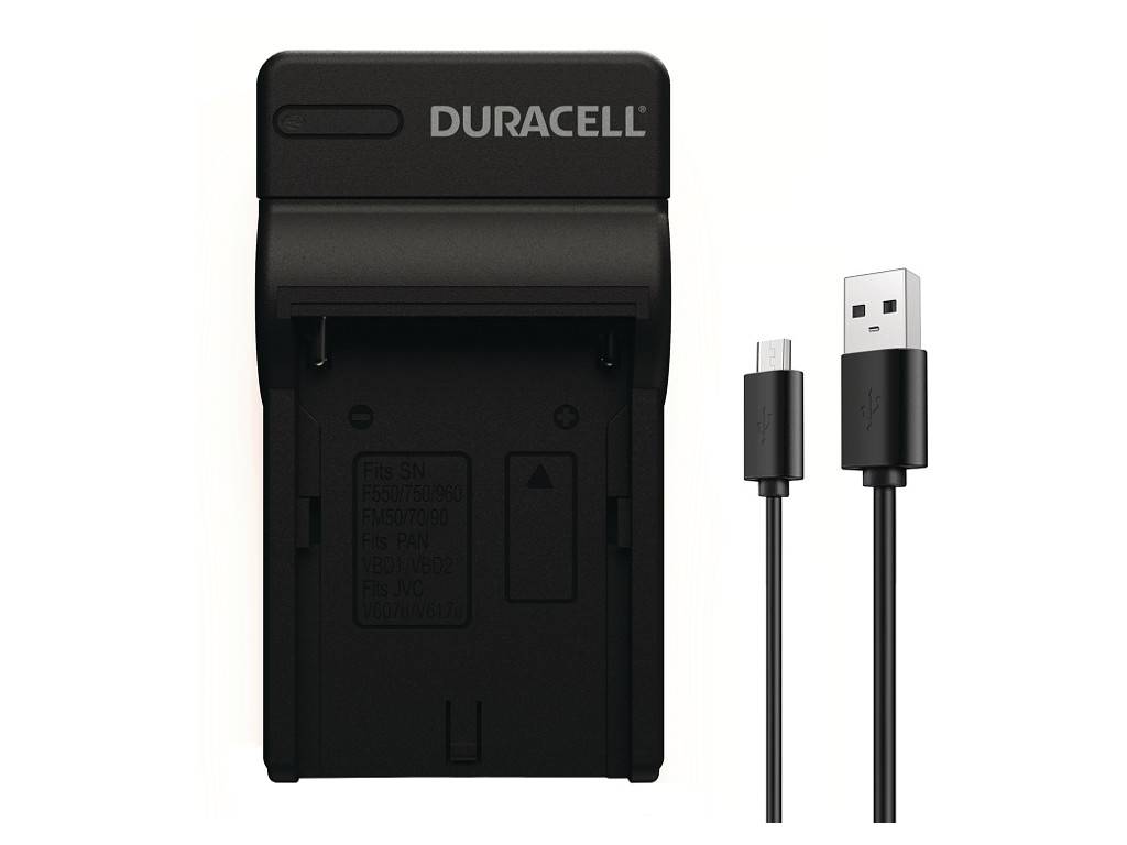 Duracell-Batterieladegerät mit einem USB-C-Kabel und einem USB-A-Kabel daneben auf weißem Hintergrund.