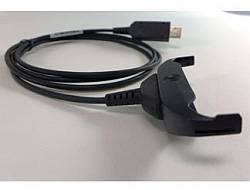 Schwarzes Ladekabel mit einem Winkelstecker und einem klemmenartigen Stecker auf einem einfachen Hintergrund.