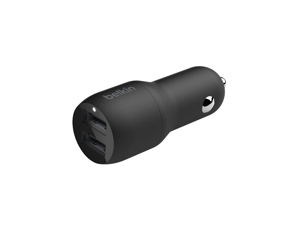 Schwarzer Belkin-Autoladegeräte-Adapter mit zwei USB-Anschlüssen und einem kompakten zylindrischen Stecker auf weißem Hintergrund