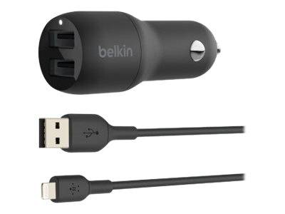 Belkin-Kfz-Ladegerät mit zwei USB-Anschlüssen und angeschlossenen USB- und Lightning-Kabeln auf weißem Hintergrund