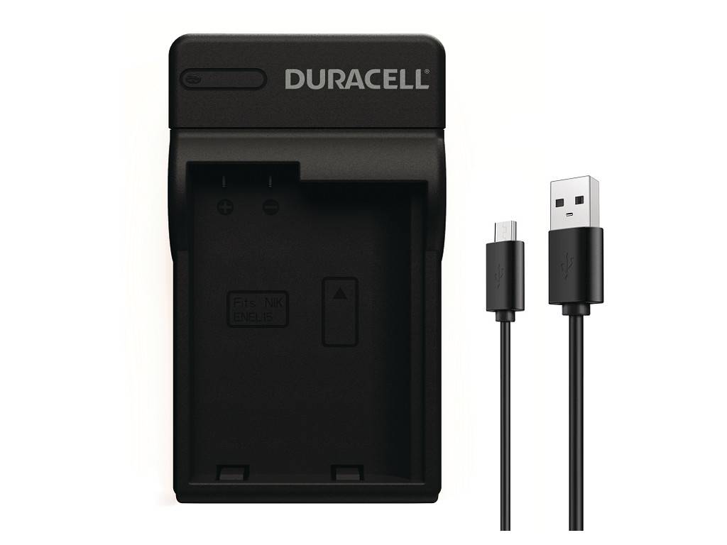 Duracell-Batterieladegerät mit USB-Kabel und USB-C-Anschluss daneben auf weißem Hintergrund dargestellt.