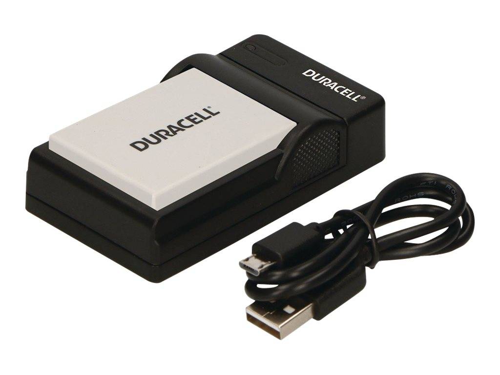 Duracell-Batterieladegerät mit einem eingelegten weißen Batteriepaket und einem USB-Kabel zum Aufladen.