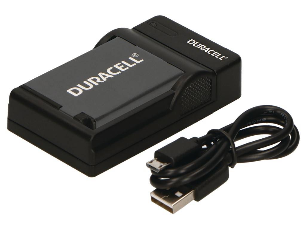 Duracell Kamerabatterieladegerät mit Micro-USB-Kabel, auf weißem Hintergrund abgebildet.